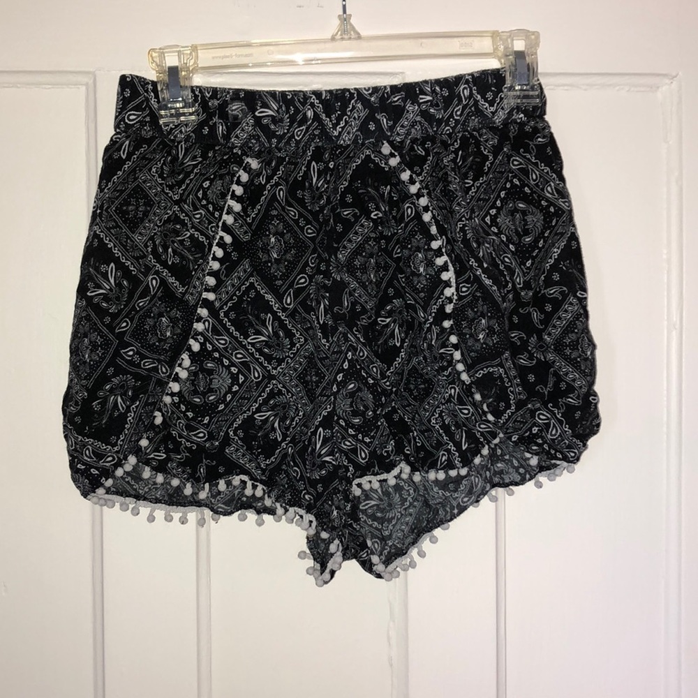 Divided shorts with little pom poms